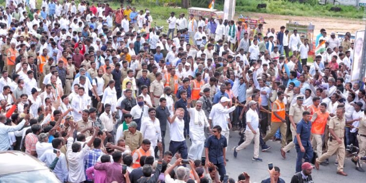 ಭಾರತ್ ಜೋಡೋ ಯಾತ್ರೆಗೆ ಜನಸಾಗರ: ರಾಜಕೀಯ ವಲಯದಲ್ಲಿ ಸಂಚಲನ