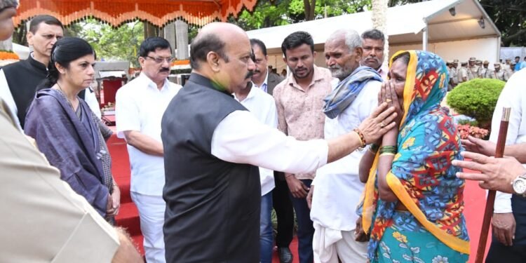 ಜಮಖಂಡಿಯ ಹುತಾತ್ಮ ಪೊಲಿಸ್ ಪೇದೆ ಅನಿಲ್ ಮುಲಿಕ್ ಅವರ ಕುಟುಂಬಕ್ಕೆ ಸೂಕ್ತ ಪರಿಹಾರ: ಸರ್ಕಾರದ ಭರವಸೆ