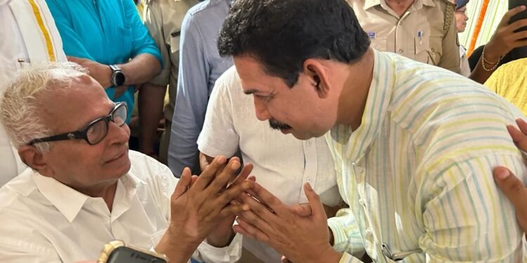 ‘ಸಾಮಾಜಿಕ ಹಿತಾಸಕ್ತಿಗಾಗಿ ನಾವೆಲ್ಲಾ ಒಂದೇ..’: ಪೂಜಾರಿ- ನಳಿನ್ ಮುಖಾಮುಖಿ ಫೊಟೋ ವೈರಲ್