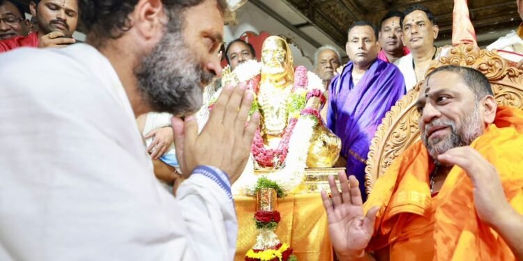 ಮಂತ್ರಾಲಯ ಮಠಕ್ಕೆ ರಾಹುಲ್ ಭೇಟಿ: ಎಐಸಿಸಿ ನಾಯಕನಿಗೆ ಶ್ರೀಗಳಿಂದ ಗೌರವ