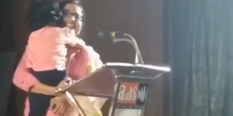 ಮಗುವನ್ನು ಎತ್ತಿಕೊಂಡು ಐಎಎಸ್ ಅಧಿಕಾರಿ ಭಾಷಣ.. ವೀಡಿಯೋ ಬಗ್ಗೆ ಬಗೆಬಗೆಯ ಚರ್ಚೆ