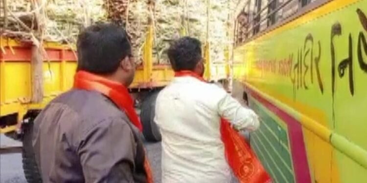 ಬೆಳಗಾವಿ ಗಡಿ ತಂಟೆ: ಮಹಾರಾಷ್ಟ್ರದ ನಾಯಕರನ್ನು ಬೆಂಬಲಿಸಿ ಪುಂಡಾಟ; ಕೆಎಸ್ಸಾರ್ಟಿಸಿ ಬಸ್ಗಳಿಗೆ ಮಸಿ