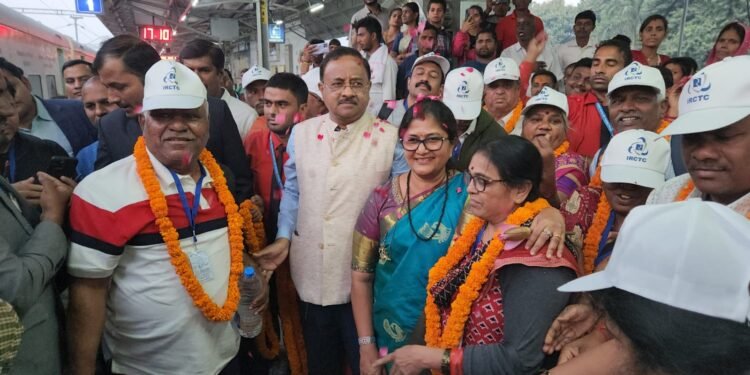 ಕರ್ನಾಟಕ ಭಾರತ್ ಗೌರವ್ ಕಾಶಿ ದರ್ಶನ: ವಾರನಾಸಿಯಲ್ಲಿ ಯಾತ್ರಿಗಳಿಗೆ ಅದ್ಧೂರಿ ಸ್ವಾಗತ