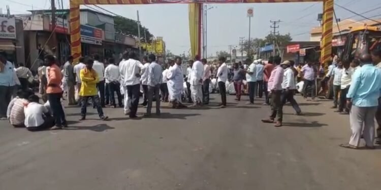 ಮುಧೋಳ: ಕಾರ್ಖಾನೆ ಪ್ರಾರಂಭಿಸಲು ಆಗ್ರಹಿಸಿ ರೈತರ ಪ್ರತಿಭಟನೆ: ಕಬ್ಬು ಸಾಗಿಸುವ ವಾಹನಕ್ಕೆ ಸೂಕ್ತ ಭದ್ರತೆ ಕೊಡಲು ಮನವಿ