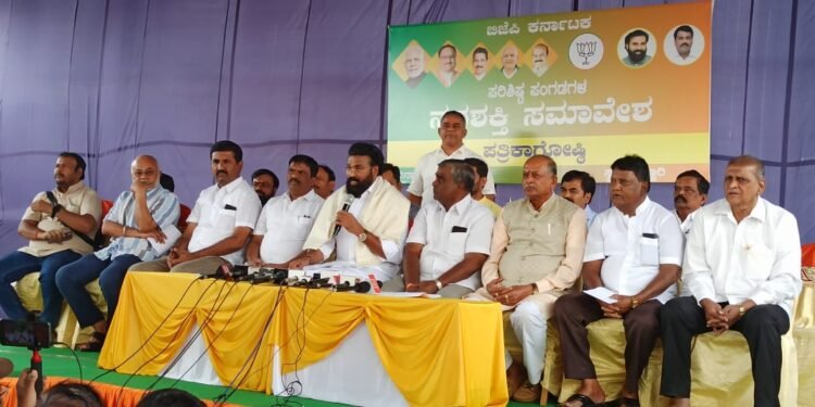 SC-ST ಸಮುದಾಯಗಳ ವಿಷಯದಲ್ಲಿ ಕಾಂಗ್ರೆಸ್ಸಿಗರ ಶಕುನಿ ವಾತ್ಸಲ್ಯ: ಶ್ರೀರಾಮುಲು ವಾಗ್ದಾಳಿ