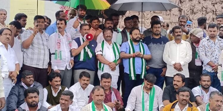 ಕೆಂಪೇಗೌಡ ಪ್ರತಿಮೆ ಅನಾವರಣಕ್ಕೆ ಗೌಡರ ಕಡೆಗಣನೆ: ಸರ್ಕಾರದ ವಿರುದ್ಧ ಪ್ರತಿಭಟನೆ