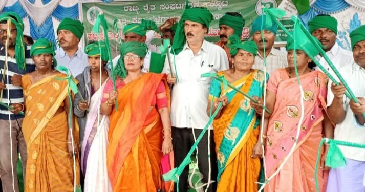 ಕಬ್ಬು ಬೆಳೆಗಾರರ ಸೈನ್ಯದ ಛಲ: ಮಹಿಳೆಯರ ಸಾಥ್ನಿಂದ ಹೋರಾಟಕ್ಕೆ ಹೆಚ್ಚಿದ ಬಲ