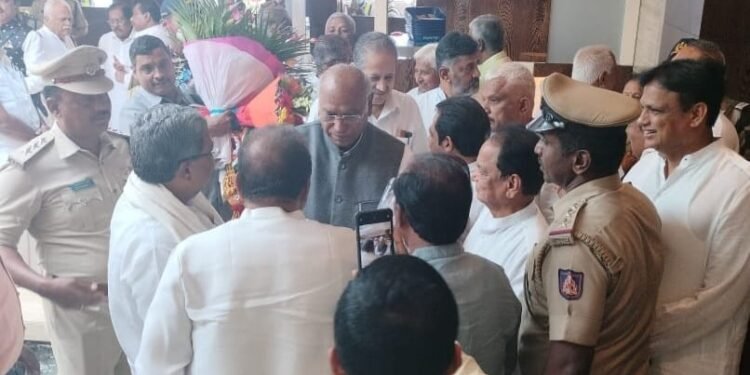 AICC ಅಧ್ಯಕ್ಷರಾದ ಬಳಿಕ ರಾಜ್ಯಕ್ಕೆ ಮೊದಲ ಭೇಟಿ: ಬೆಂಗಳೂರಿನಲ್ಲಿ ಖರ್ಗೆಗೆ ಸ್ವಾಗತ