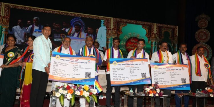 ‘ಸಹಕಾರ’ದಿಂದ ಲಕ್ಷಾಂತರ ರೈತರಿಗೆ ಸಾಲಸೌಲಭ್ಯ.. ಸಾವಿರಾರು ಜನರಿಗೆ ಉದ್ಯೋಗ..