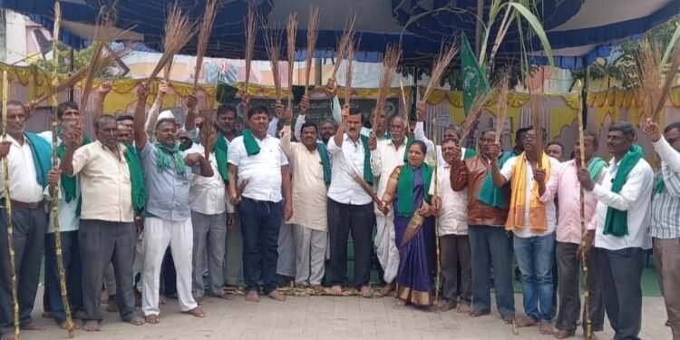 ಸರ್ಕಾರದ ವಿರುದ್ದ ಕಬ್ಬು ಬೆಳೆಗಾರರ ಆಕ್ರೋಶ: ‘ಪೊರಕೆ’ ಹಿಡಿದು ಸಿಎಂ ಮನೆಯತ್ತ ಧಾವಿಸಿದ ರೈತರು