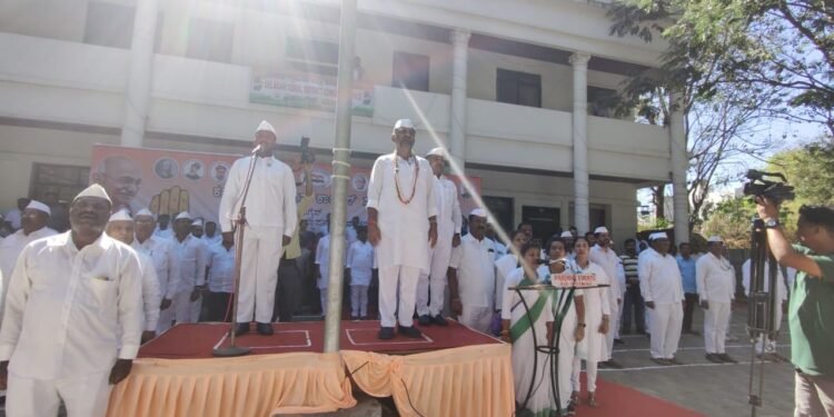 ಕಾಂಗ್ರೆಸ್ ಸಂಸ್ಥಾಪನಾ ದಿನಾಚರಣೆ: ನಾಯಕರಿಂದ ಧ್ವಜ ವಂದನೆ