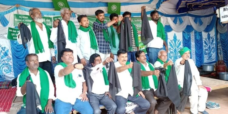 ಕಬ್ಬು ಬೆಳೆಗಾರರ ಹೋರಾಟಕ್ಕೆ ರೋಚಕ ತಿರುವು.. ಸರಣಿ ಪ್ರತಿಭಟನೆಯ ನಂತರ ಇದೀಗ ಅನ್ನದಾತರಿಂದ ನಿರಂತರ ಉಪವಾಸ..