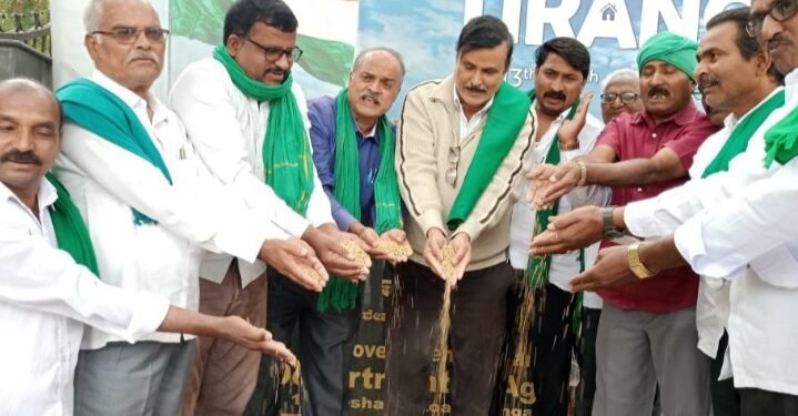 ಕಬ್ಬು ಬೆಳೆಗಾರರ ಹೋರಾಟಕ್ಕೆ ಸ್ಪಂಧಿಸದ ಸರ್ಕಾರ: ಕೃಷಿ ಆಯುಕ್ತರೆದುರು ಭತ್ತ ಸುರಿದು ಅನ್ನದಾತರ ಆಕ್ರೋಶ