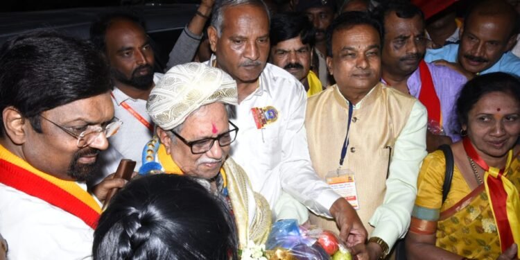 ಅಕ್ಷರ ಜಾತ್ರೆ..  ಕಣ್ಮನ ಸೆಳೆಯುತ್ತಿರುವ ದಾರ್ಶನಿಕರ ನಾಡು