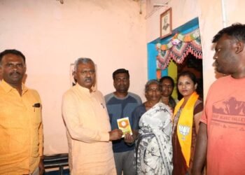 ವಿಜಯ ಸಂಕಲ್ಪ ಅಭಿಯಾನ; ಮನೆ ಮನೆಗೆ ತೆರಳಿ ಕರಪತ್ರ ಹಂಚಿದ ಸಚಿವ ಎಸ್.ಟಿ.ಸೋಮಶೇಖರ್
