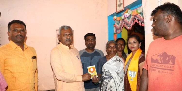 ವಿಜಯ ಸಂಕಲ್ಪ ಅಭಿಯಾನ; ಮನೆ ಮನೆಗೆ ತೆರಳಿ ಕರಪತ್ರ ಹಂಚಿದ ಸಚಿವ ಎಸ್.ಟಿ.ಸೋಮಶೇಖರ್