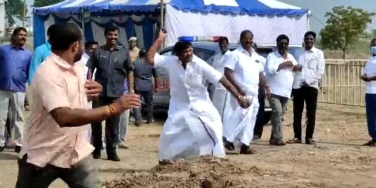 ಕುರ್ಚಿ ಗಲಾಟೆ; ಕಾರ್ಯಕರ್ತನ ಮೇಲೆ ಕಲ್ಲೆಸೆದ ಸಚಿವ