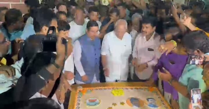 ಯಡಿಯೂರಪ್ಪ ಹುಟ್ಟು ಹಬ್ಬ; 80 ಕೆಜಿ ಕೇಕ್ ಕತ್ತರಿಸಿದ ಬೆಂಬಲಿಗರು