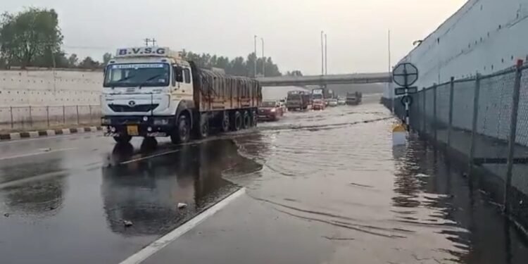 ಮುಳುಗಿದ ಮೈಸೂರು ಬೆಂಗಳೂರು ಎಕ್ಸ್‌ಪ್ರೆಸ್ ವೇ; ಇದು ಹೆದ್ದಾರಿಯೋ, ಹೆಮ್ಮಾರಿಯೋ? ಎಂಬ ಪ್ರಶ್ನೆಯ ಪ್ರತಿಧ್ವನಿ