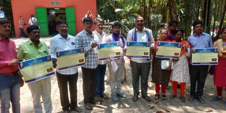 ಚುನಾವಣೆ ಕಾಲದಲ್ಲಿ ತರಂಗ ಎಬ್ಬಿಸಿದ ಸ್ಲಂ ನಿವಾಸಿಗಳು.. ವಸತಿ, ನಗರ ಉದ್ಯೋಗ ಖಾತ್ರಿ ಜಾರಿಗಾಗಿ ಮತ ಚಲಾಯಿಸುವಂತೆ ಕರೆ