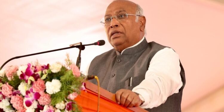 ರಾಹುಲ್ ಹೇಳಿಕೆ ಬಗೆಗಿನ ತನಿಖೆಯ ಆಸಕ್ತಿ ಕರ್ನಾಟಕದ ಭ್ರಷ್ಟಾಚಾರ ಬಗ್ಗೆ ಏಕಿಲ್ಲ? ಮೋದಿ, ಶಾ ಬಗ್ಗೆ ಖರ್ಗೆ ಟೀಕಾಸ್ತ್ರ