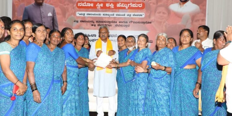 ಸ್ತ್ರೀ ಶಕ್ತಿ ಸಂಘಗಳ ಉಚಿತ ನೋಂದಣಿ; ಪ್ರಮಾಣಪತ್ರ ವಿತರಿಸಿದ ಸಚಿವ ಸೋಮಶೇಖರ್