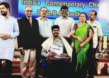 ಬೆಂಗಳೂರು ವಿವಿ: ಸಂಶೋಧನಾರ್ಥಿ ಶಶಿಕುಮಾರ್‌ಗೆ ಅತ್ಯುತ್ತಮ ಲೇಖನದ ‘ಗೌರವ ಪ್ರಶಸ್ತಿ’ ಪ್ರದಾನ