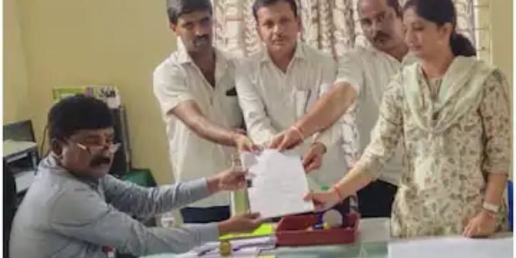 ಹಾಸನ; ಬಿಜೆಪಿ ಅಭ್ಯರ್ಥಿಯಾಗಿ ದಂಪತಿ ಕಣಕ್ಕೆ; ಪ್ರೀತಂಗೌಡರ ಪತ್ನಿ ನಾಮಪತ್ರ