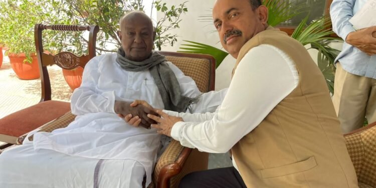 ಮಂಗಳೂರಿನಲ್ಲಿ ಕಾಂಗ್ರೆಸ್ಗೆ ಬಿಗ್ ಶಾಕ್.. ಬಿರುಗಾಳಿ ಎಬ್ಬಿಸಿದ ದೇವೇಗೌಡರು