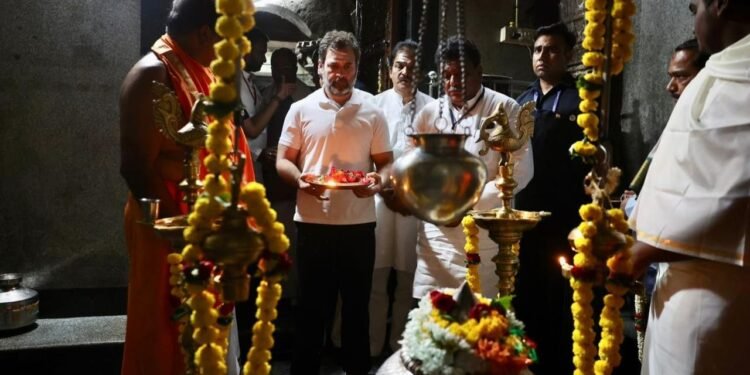 ಸಮಾಜಕ್ಕೆ ಹೆದರದೇ, ಸತ್ಯದ ಮಾರ್ಗದಲ್ಲಿ ನಡೆದ ಬಸವಣ್ಣ ಎಲ್ಲರಿಗೂ ಬೆಳಕಾಗಿ ನಿಂತಿದ್ದಾರೆ: ರಾಹುಲ್ 