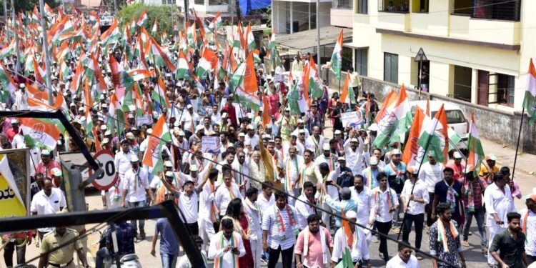 ಮಂಗಳೂರು ಉತ್ತರ: ಕಾಂಗ್ರೆಸ್ ಅಭ್ಯರ್ಥಿ ಇನಾಯತ್ ಅಲಿ ಭರ್ಜರಿ ರೋಡ್ ಶೋ