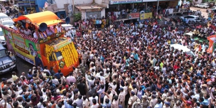 ಬೀಳಗಿಯಲ್ಲಿ ಕಿಚ್ಚನ ಕಮಾಲ್.. ರೋಡ್ ಶೋ ನೋಡಲು ಜನಸಾಗರ..