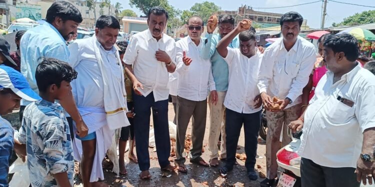 ಕೆ.ಹೆಚ್.ಮುನಿಯಪ್ಪ ಗೆಲುವು ಹಿನ್ನೆಲೆ; ಘಾಟಿ ಕ್ಷೇತ್ರದಲ್ಲಿ ಸಾವಿರದ ಒಂದು ತೆಂಗಿನ ಒಡೆದು ಹರಕೆ ತೀರಿಸಿದ ಕಾಂಗ್ರೆಸ್ ಕಾರ್ಯಕರ್ತರು