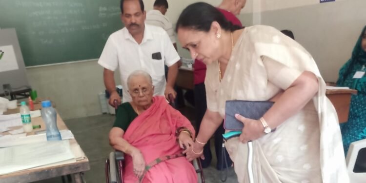 ಸಚಿವ STಸೋಮಶೇಖರ್ ತಾಯಿ 95 ವರ್ಷದ ಸೀತಮ್ಮ ಅವರಿಂದ ಮತದಾನ