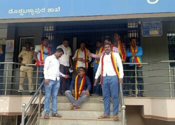 ಕನ್ನಡ ಮಾತನಾಡದ ಮ್ಯಾನೇಜರ್; ಇಂಡಿಯನ್ ಓವರಿಸಿಸ್ ಬ್ಯಾಂಕ್ ಸಿಬ್ಬಂದಿ ವಿರುದ್ದ  ಕರವೇ ಪ್ರತಿಭಟನೆ