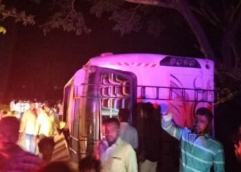 ಶ್ರೀ ಘಾಟಿ ಸಮೀಪ ಮದುವೆ ಬಸ್ ಪಲ್ಟಿ: ಅನೇಕ ಪ್ರಯಾಣಿಕರಿಗೆ ಗಾಯ