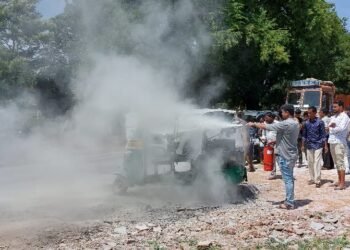 ಗ್ಯಾಸ್ ಬಂಕ್ ಬಳಿ ಅಗ್ನಿ ಜ್ವಾಲೆ; ಧಗಧಗಿಸಿ ಹೊತ್ತಿ ಉರಿದ ಆಟೋ