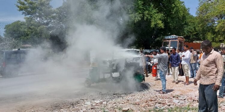 ಗ್ಯಾಸ್ ಬಂಕ್ ಬಳಿ ಅಗ್ನಿ ಜ್ವಾಲೆ; ಧಗಧಗಿಸಿ ಹೊತ್ತಿ ಉರಿದ ಆಟೋ