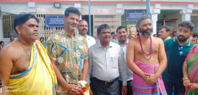 ಕನ್ನಡ ಮಾತನಾಡದ ಮ್ಯಾನೇಜರ್; ಇಂಡಿಯನ್ ಓವರಿಸಿಸ್ ಬ್ಯಾಂಕ್ ಸಿಬ್ಬಂದಿ ವಿರುದ್ದ ಕರವೇ ಪ್ರತಿಭಟನೆ