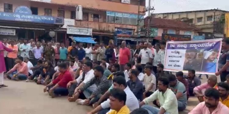 ಕರಾವಳಿಯಲ್ಲಿ ‘ಕಿಲ್ಲರ್ ಬಸ್‌’ಗಳ ವಿರುದ್ದ ಜನರ ರೊಚ್ಚು; ಕೈಕಂಬದಲ್ಲಿ ಭಾರೀ ಪ್ರತಿಭಟನೆ..