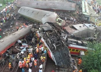 ರೈಲು ದುರಂತ; ಹೆಣಗಳ ರಾಶಿ ಕಂಡು ಜನರ ಆಕ್ರಂದನ