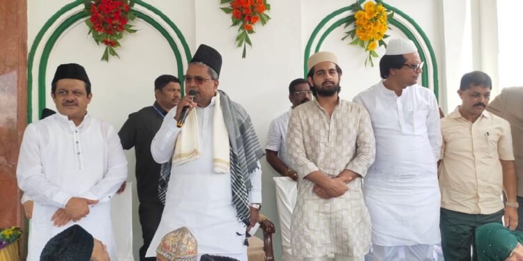 ಬಕ್ರೀದ್ ಹಬ್ಬ: ಈದ್ಗ ಮೈದಾನದ ಸಾಮೂಹಿಕ ಪ್ರಾರ್ಥನೆಯಲ್ಲಿ ಸಿಎಂ ಸಿದ್ದರಾಮಯ್ಯ