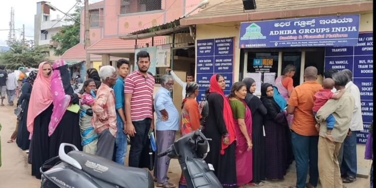 ಗೃಹಲಕ್ಷ್ಮಿ ನೋಂದಣಿಗೆ ಸರದಿ ಸಾಲು ಮಳೆಯ ನಡುವೆ ಕಾಯುತ್ತಿರುವ ಮಹಿಳೆಯರು ನೋಂದಣಿ ದಟ್ಟಣೆ ಹಿನ್ನಲೆ ಸರ್ವರ್ ಡೌನ್