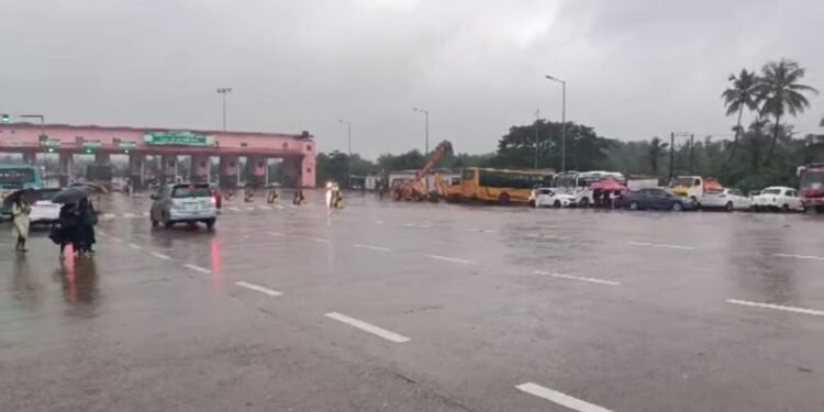 ಕರಾವಳಿ ಮಲೆನಾಡಿನಲ್ಲಿ ಮಳೆ ಆರ್ಭಟ; ಶಾಲಾ ಕಾಲೇಜುಗಳಿಗೆ ರಜೆ ವಿಸ್ತರಣೆ