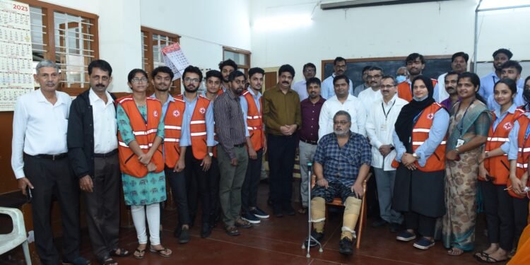 ಯುವ ರೆಡ್ ಕ್ರಾಸ್ ಘಟಕದ ವಿದ್ಯಾರ್ಥಿಗಳ ಕೃಪೆ; ಅಸಹಾಯಕರಿಗೆ ಕೃತಕ ಕಾಲುಗಳ ನೆರವು