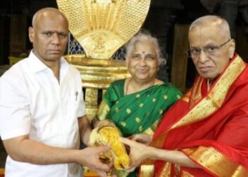 ತಿರುಪತಿ ದೇಗುಲಕ್ಕೆ ಇನ್ಫೋಸಿಸ್ ಮೂರ್ತಿ ದಂಪತಿಯಿಂದ ಬಂಗಾರದ ಶಂಖ ಹಾಗೂ ಆಮೆ ವಿಗ್ರಹ ಕಾಣಿಕೆ