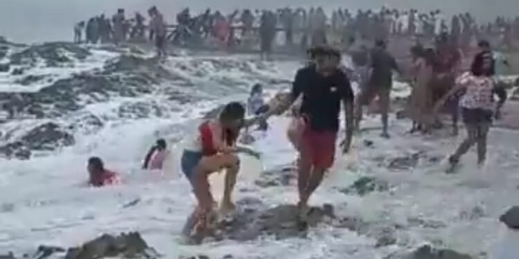 ಇದು BEACH SIDE ದುರಂತ.. ಕಣ್ಣೆದುರೇ ಅಲೆಯಲ್ಲಿ ಕೊಚ್ಚಿಹೋದರು..