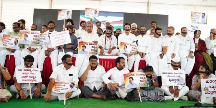 ರಾಹುಲ್ ಅನರ್ಹತೆ ವಿರುದ್ದ ಕಾಂಗ್ರೆಸ್ ರೊಚ್ಚು; ಮೌನ ಪ್ರತಿಭಟನೆ 