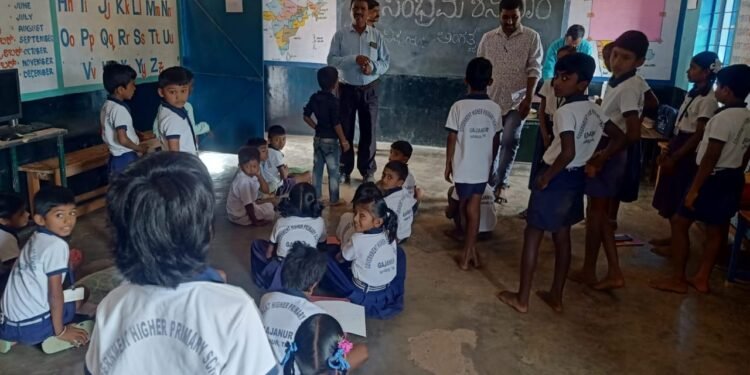 “ಶಾಲಾ ವಾಸ್ತವ್ಯ”: ಹನೂರಿನ ಕ್ಷೇತ್ರ ಶಿಕ್ಷಣಾಧಿಕಾರಿ ನಡೆ ಬಗ್ಗೆ ವಿದ್ಯಾರ್ಥಿ ಪೋಷಕರರಿಂದ ಸಕತ್ ಲೈಕ್ಸ್