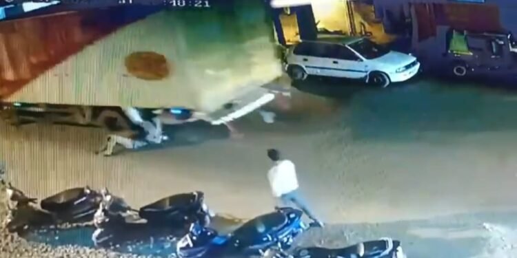 ನೋಡ ನೋಡುತ್ತಿದ್ದಂತೆಯೇ ಕ್ಯಾಂಟರ್ ಲಾರಿ ಅಡಿಗೆ ಬಿದ್ದ ಅಪರಿಚಿತ; ಹೀಗೊಂದು ಆತ್ಮಹತ್ಯೆ